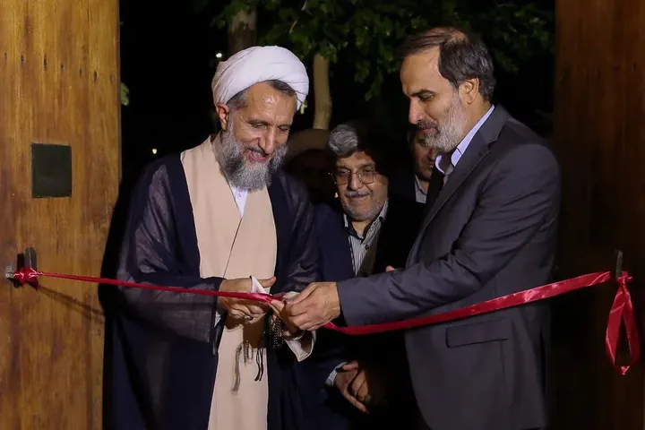 نمایشگاه آثار منتخب جشنواره‌های ملی رضوی و نقاشی‌خط آیات در قزوین افتتاح شد