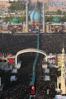 حضور خیل عظیم مردم عزادار در مسجد جمکران، برای اقامۀ نماز بر پیکر مطهر رهبر شهید انقلاب و شهدای خانواده ایشان