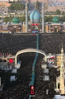 حضور خیل عظیم مردم عزادار در مسجد جمکران، برای اقامۀ نماز بر پیکر مطهر رهبر شهید انقلاب و شهدای خانواده ایشان