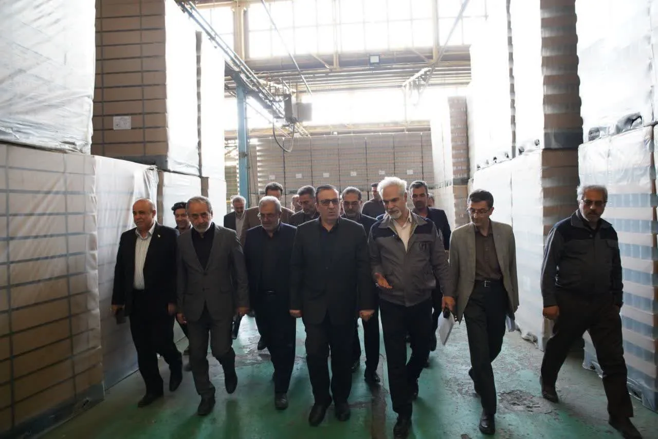 بازدید استاندار قزوین از شرکت شیشه‌سازی مینا؛ حمایت از احیای واحدهای نیمه‌فعال و رفع موانع تولید