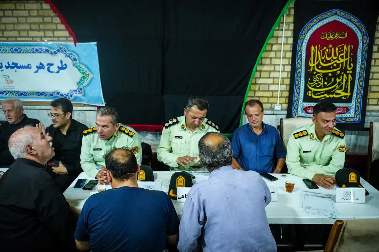 برپایی «میز خدمت» فرماندهی انتظامی استان قزوین در مسجد جوادالائمه (ع) محله راه‌آهن