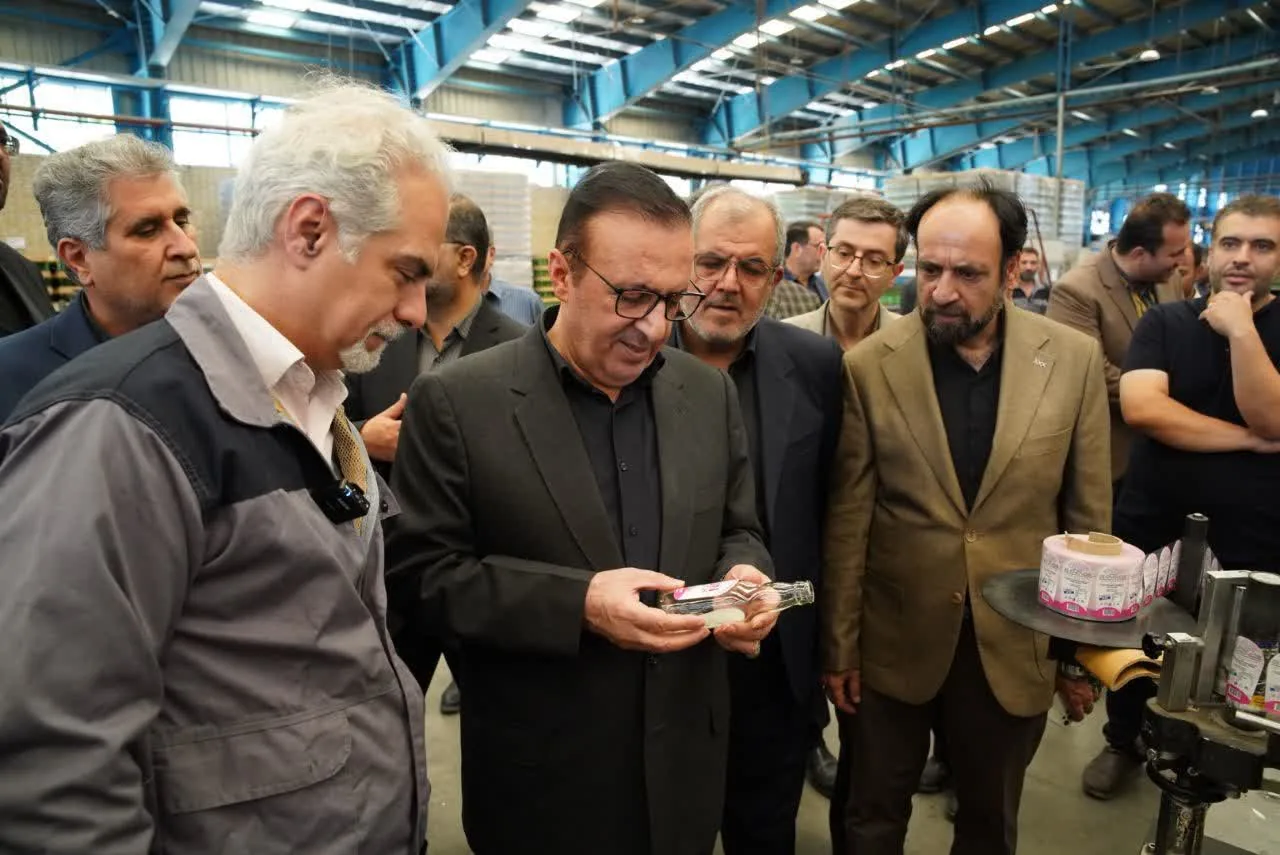 بازدید استاندار قزوین از شرکت شیشه‌سازی مینا؛ حمایت از احیای واحدهای نیمه‌فعال و رفع موانع تولید