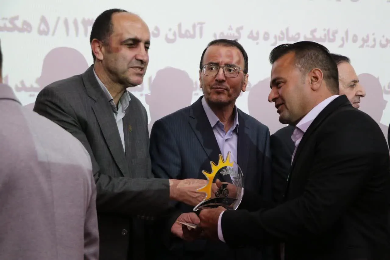 گزارش تصویری تجلیل از ۲۵ برگزیده ملی و استانی بخش کشاورزی قزوین با حضور مسئولان کشوری و استانی