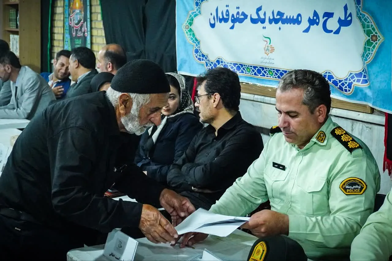 برپایی «میز خدمت» فرماندهی انتظامی استان قزوین در مسجد جوادالائمه (ع) محله راه‌آهن