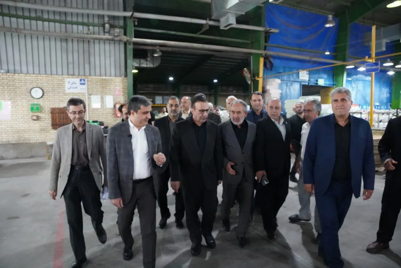 بازدید استاندار قزوین از شرکت نفیس نخ؛ تأکید بر حمایت از تولید و حفظ اشتغال