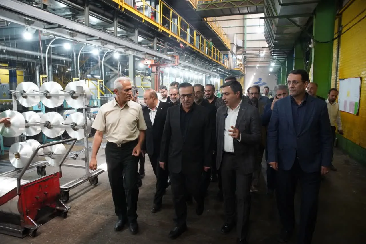 بازدید استاندار قزوین از شرکت نفیس نخ؛ تأکید بر حمایت از تولید و حفظ اشتغال