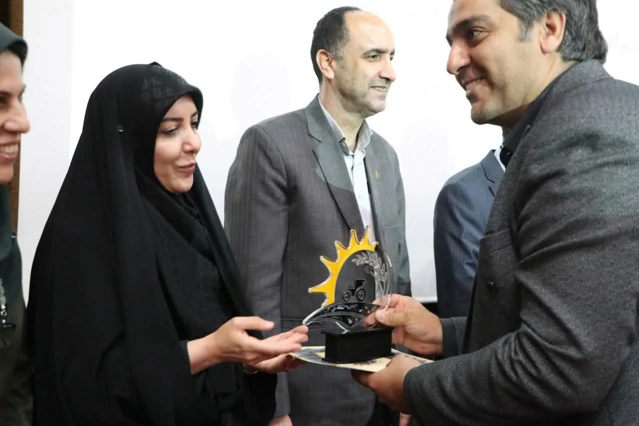 گزارش تصویری تجلیل از ۲۵ برگزیده ملی و استانی بخش کشاورزی قزوین با حضور مسئولان کشوری و استانی