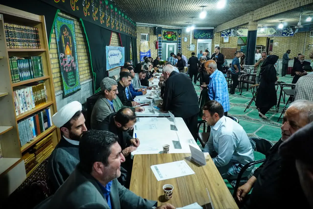 برپایی «میز خدمت» فرماندهی انتظامی استان قزوین در مسجد جوادالائمه (ع) محله راه‌آهن